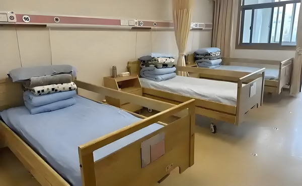 梧桐应恨夜来霜